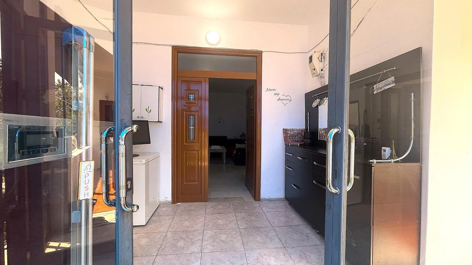 Old Beach Vlora Hostel